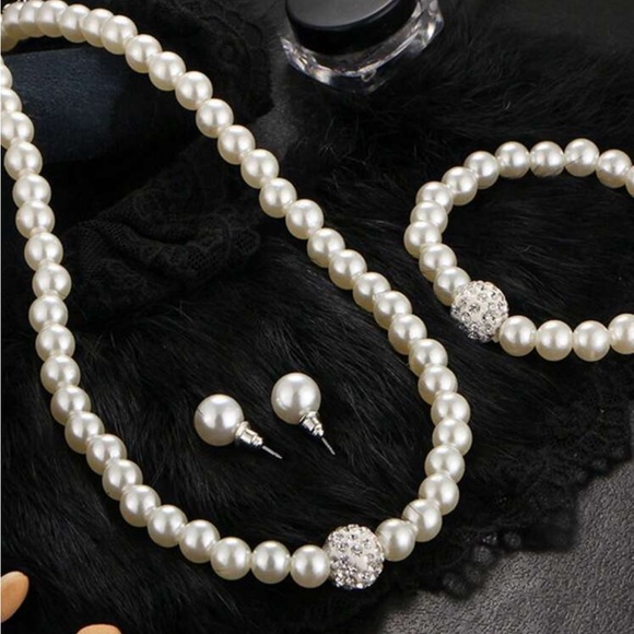 Jewelry - Pearl Jewelry Set (necklace, bracelet, and earrings)